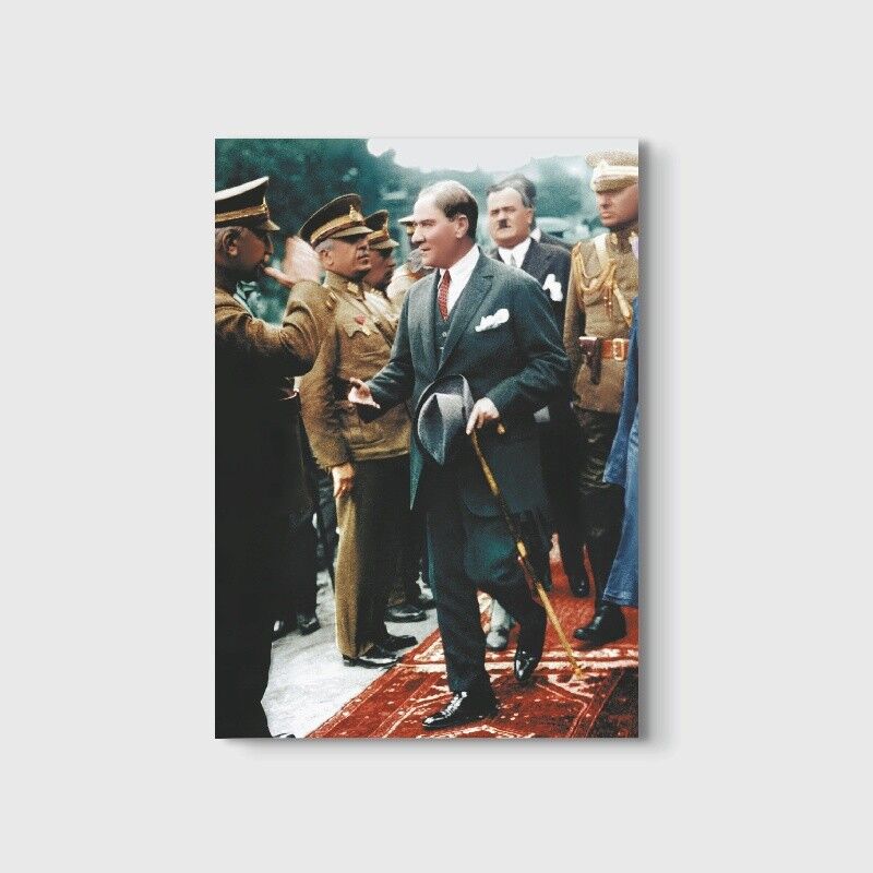 Atatürk Selamlaşırken
