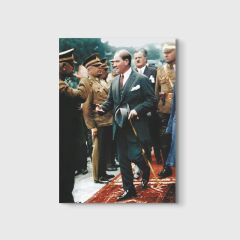 Atatürk Selamlaşırken